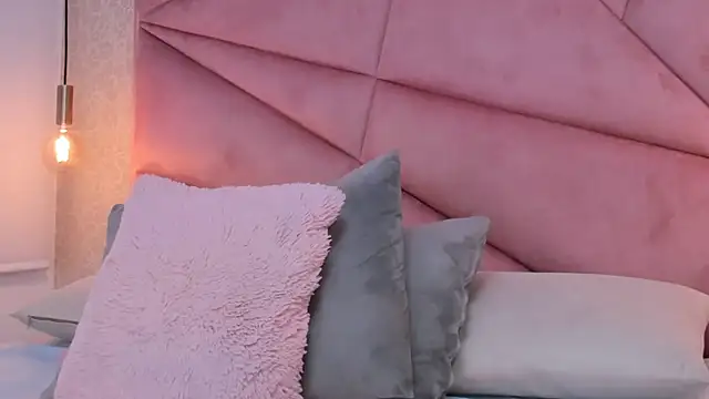 Snapshot of SalomeHills__ chatting on 28, 2, 2025 SalomeHills online show from 28, 2, 2025