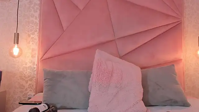 Snapshot of SalomeHills__ chatting on 4, 3, 2025 SalomeHills online show from 4, 3, 2025