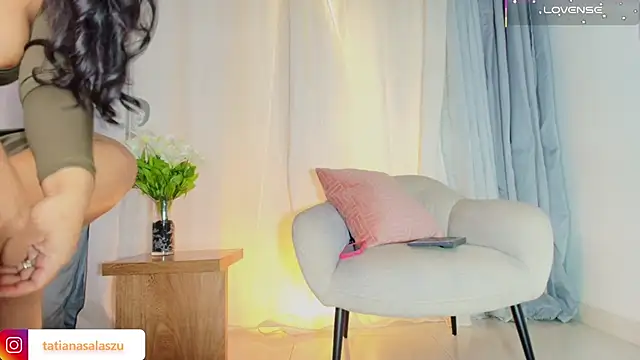 Snapshot of tatiana_10 chatting on 13, 11, 2025 tatiana 10 online show from 13, 11, 2025