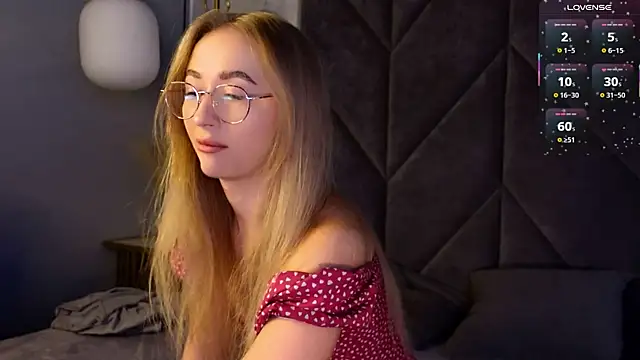 Snapshot of VictoriaLights chatting on 5, 12, 2025 VictoriaLights online show from 5, 12, 2025