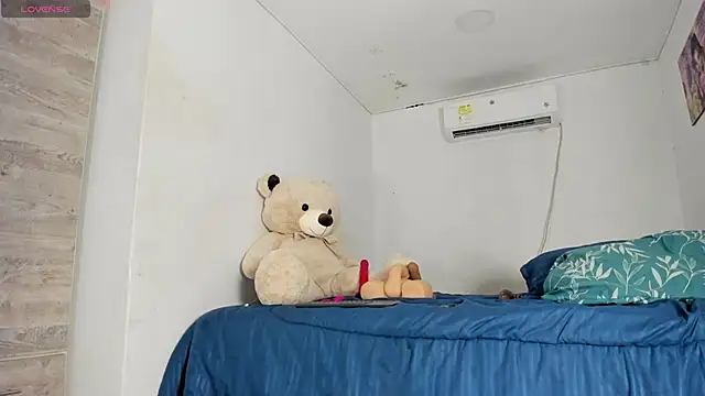 Snapshot of flor_herrera01 chatting on 13, 11, 2025 flor herrera01 online show from 13, 11, 2025