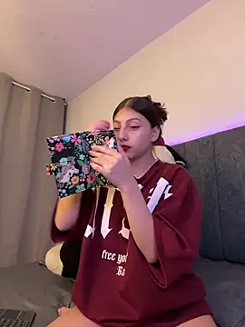 Snapshot of Dirty-Bunnyyy chatting on 8, 10, 2025 Dirty-Bunnyyy online show from 8, 10, 2025