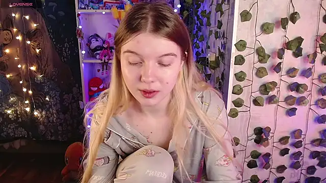 Snapshot of Strawberry_juli chatting on 7, 3, 2025 Strawberry juli online show from 7, 3, 2025