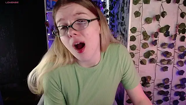 Snapshot of Strawberry_juli chatting on 12, 3, 2025 Strawberry juli online show from 12, 3, 2025