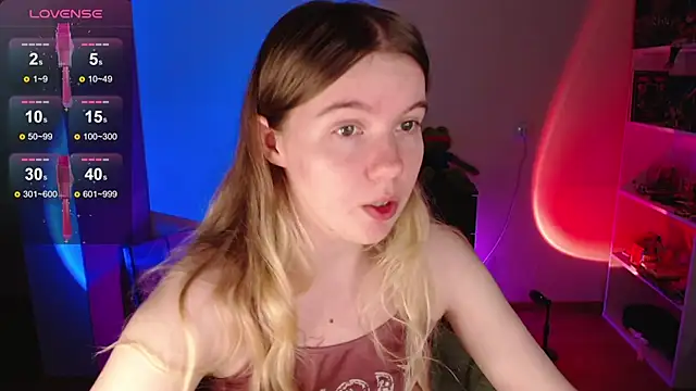 Snapshot of Strawberry_juli chatting on 7, 10, 2025 Strawberry juli online show from 7, 10, 2025