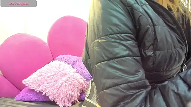 Bonniie 22 online show from 16, 4, 2026