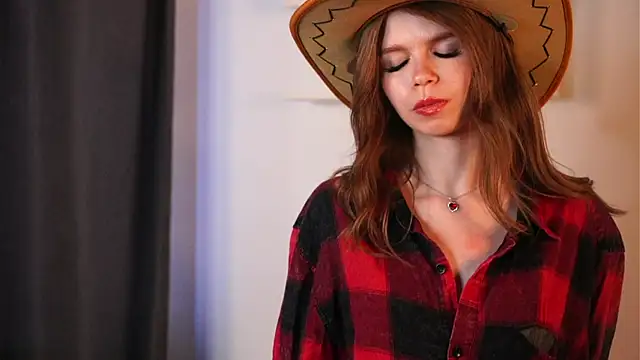 Snapshot of AmityDilley chatting on 21, 10, 2025 AmityDilley online show from 21, 10, 2025