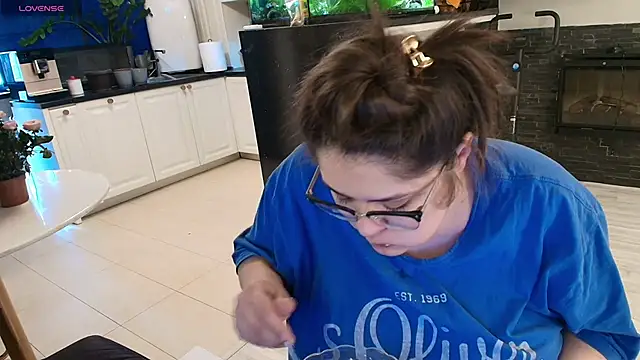 Snapshot of Layla- chatting on 2, 3, 2026 Layla- online show from 2, 3, 2026