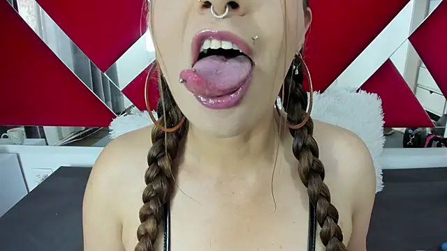 nicollewayne10 online show from 18, 10, 2025