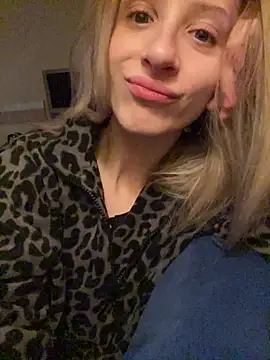 Snapshot of amorearte_m chatting on 15, 12, 2025 amorearte m online show from 15, 12, 2025