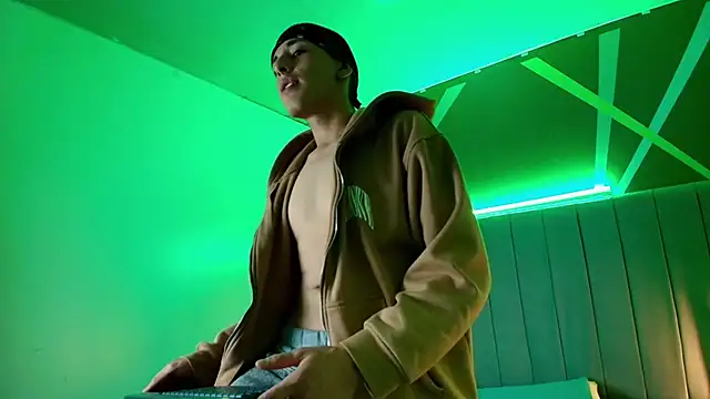 Snapshot of Andrew_Wolff chatting on 29, 10, 2025 Andrew Wolff online show from 29, 10, 2025