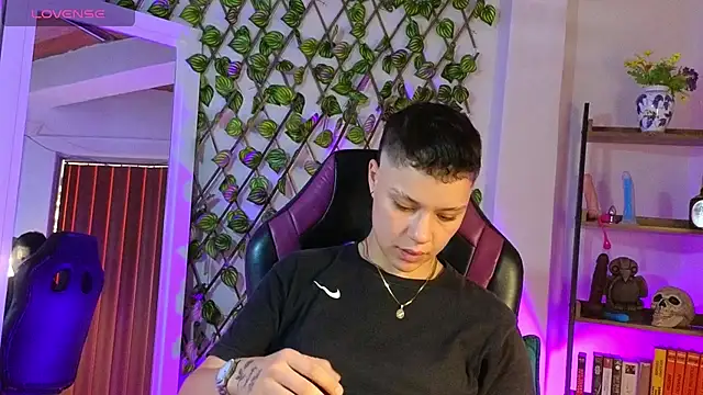 Snapshot of demimoore222 chatting on 8, 3, 2025 demimoore222 online show from 8, 3, 2025