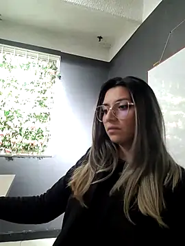 Isabella Varella online show from 4, 3, 2025