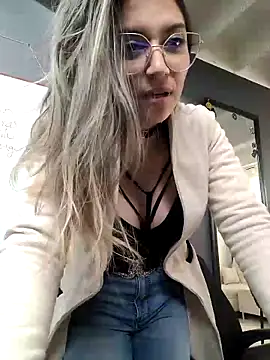 Isabella Varella online show from 21, 3, 2025