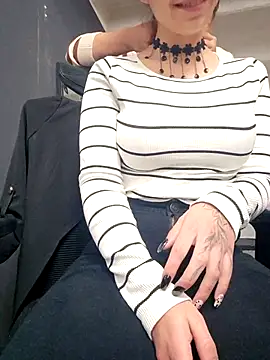 Isabella Varella online show from 15, 10, 2025