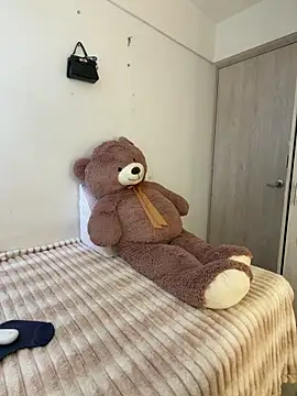Snapshot of ZaraLuuv chatting on 29, 4, 2026 ZaraLuuv online show from 29, 4, 2026