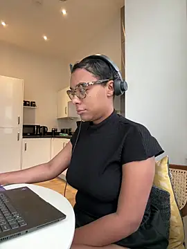 Snapshot of Melia_Rayne chatting on 14, 11, 2025 Melia Rayne online show from 14, 11, 2025