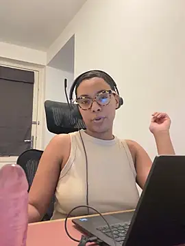 Snapshot of Melia_Rayne chatting on 5, 12, 2025 Melia Rayne online show from 5, 12, 2025