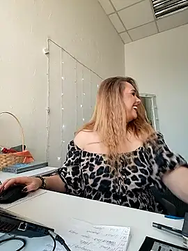 Juicy PeachLux online show from 8, 10, 2025