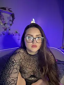 Snapshot of MiraLuccian chatting on 9, 10, 2025 MiraLuccian online show from 9, 10, 2025