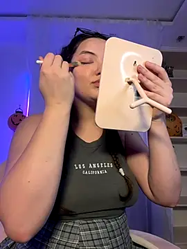 Snapshot of MiraLuccian chatting on 4, 11, 2025 MiraLuccian online show from 4, 11, 2025