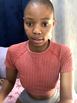 Snapshot of BondiBitch chatting on 13, 11, 2025 BondiBitch online show from 13, 11, 2025