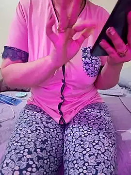 Snapshot of queen_belisima1 chatting on 22, 11, 2025 queen belisima1 online show from 22, 11, 2025