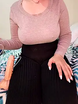 Snapshot of queen_belisima1 chatting on 23, 12, 2025 queen belisima1 online show from 23, 12, 2025