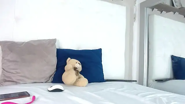 Snapshot of willow_smitt chatting on 28, 10, 2025 willow smitt online show from 28, 10, 2025