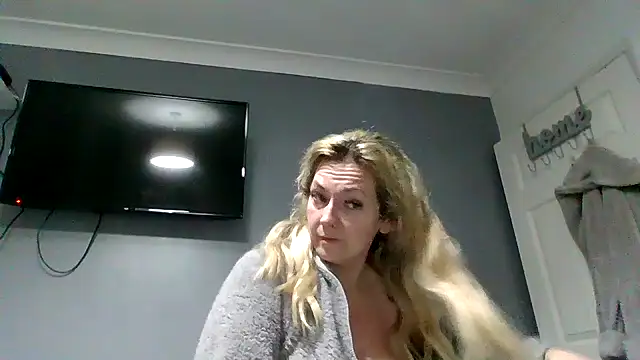 GoldenSquirter online show from 7, 4, 2026