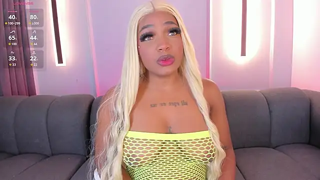 Snapshot of karol_white_ chatting on 23, 10, 2025 karol white online show from 23, 10, 2025