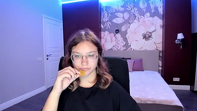 AngelinaLow online show from 8, 9, 2025