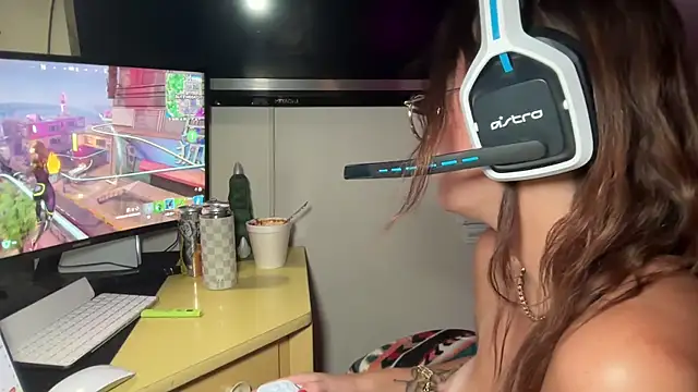 Snapshot of SpaceCowWhore chatting on 29, 9, 2025 SpaceCowWhore online show from 29, 9, 2025