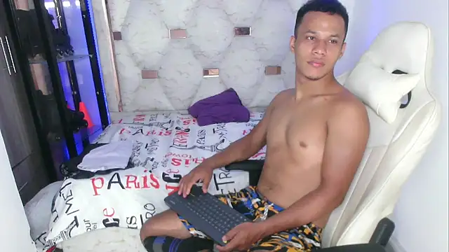 Snapshot of sex_mikee chatting on 13, 3, 2025 sex mikee online show from 13, 3, 2025