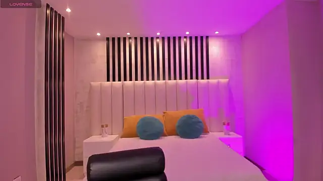 Snapshot of MaiaCollins chatting on 26, 11, 2025 MaiaCollins online show from 26, 11, 2025