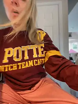 LittleMsMILF online show from 3, 3, 2026