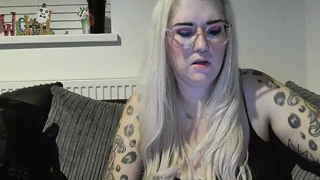 Snapshot of Sizzling_Indie36 chatting on 17, 10, 2025 Sizzling Indie36 online show from 17, 10, 2025