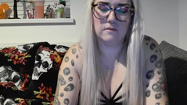 Snapshot of Sizzling_Indie36 chatting on 28, 10, 2025 Sizzling Indie36 online show from 28, 10, 2025