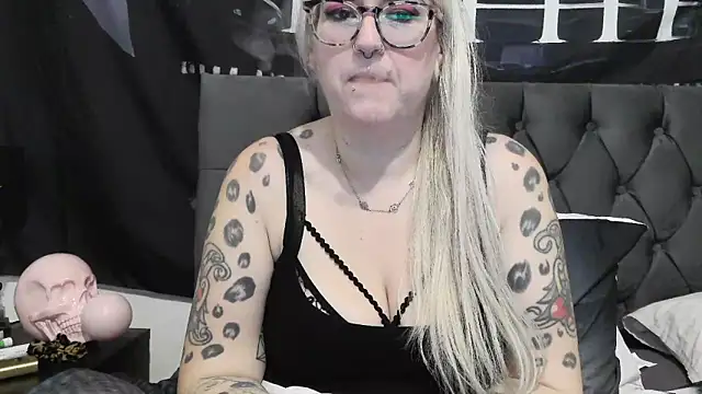 Snapshot of Sizzling_Indie36 chatting on 8, 11, 2025 Sizzling Indie36 online show from 8, 11, 2025