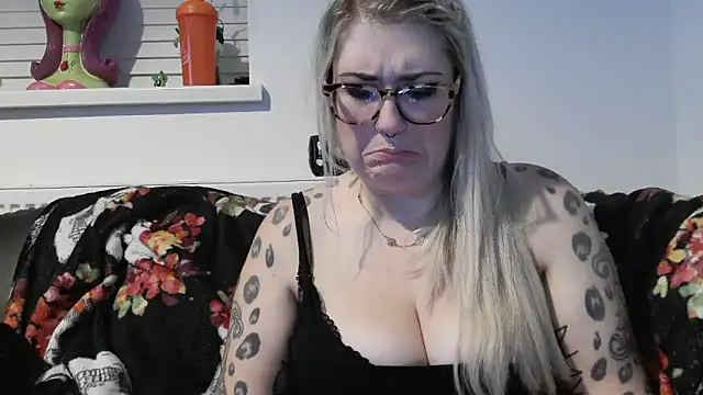 Snapshot of Sizzling_Indie36 chatting on 14, 11, 2025 Sizzling Indie36 online show from 14, 11, 2025