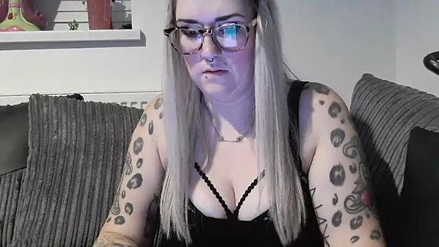 Snapshot of Sizzling_Indie36 chatting on 15, 11, 2025 Sizzling Indie36 online show from 15, 11, 2025