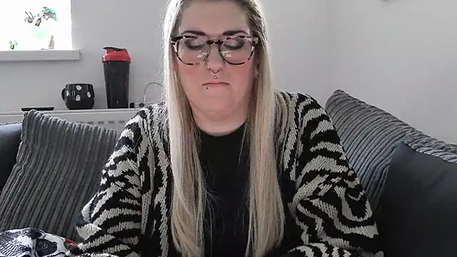 Snapshot of Sizzling_Indie36 chatting on 18, 11, 2025 Sizzling Indie36 online show from 18, 11, 2025