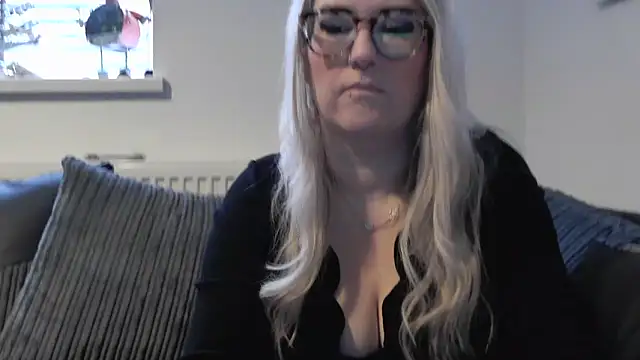 Snapshot of Sizzling_Indie36 chatting on 27, 11, 2025 Sizzling Indie36 online show from 27, 11, 2025