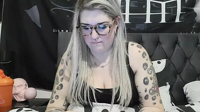 Snapshot of Sizzling_Indie36 chatting on 15, 12, 2025 Sizzling Indie36 online show from 15, 12, 2025