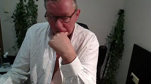 Snapshot of JamesBauer chatting on 27, 9, 2025 JamesBauer online show from 27, 9, 2025