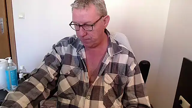 Snapshot of JamesBauer chatting on 19, 10, 2025 JamesBauer online show from 19, 10, 2025