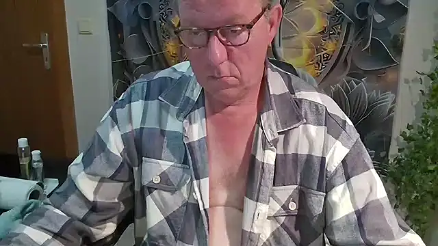 Snapshot of JamesBauer chatting on 9, 11, 2025 JamesBauer online show from 9, 11, 2025