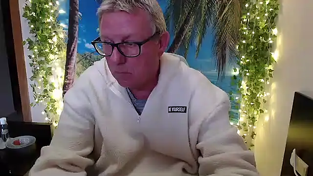 Snapshot of JamesBauer chatting on 19, 11, 2025 JamesBauer online show from 19, 11, 2025