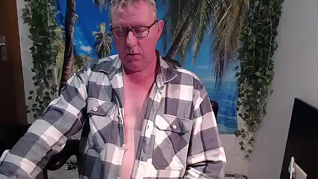 Snapshot of JamesBauer chatting on 17, 12, 2025 JamesBauer online show from 17, 12, 2025