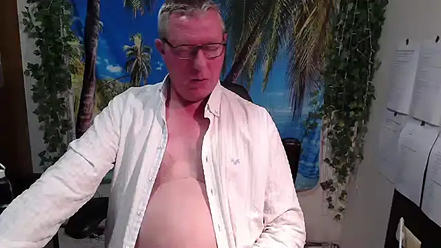 Snapshot of JamesBauer chatting on 22, 12, 2025 JamesBauer online show from 22, 12, 2025